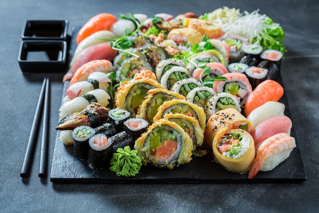 Un gustoso mix di sushi a base di salmone e avocado