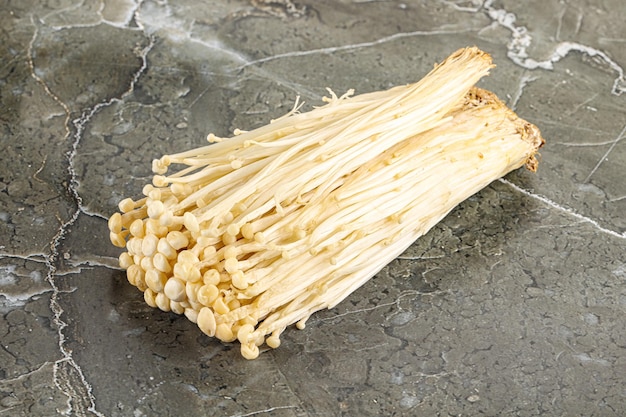 Un gustoso mucchio di funghi enoki crudi per la cottura