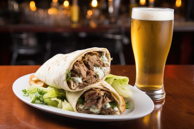 Un gyros con una pinta di birra come contorno