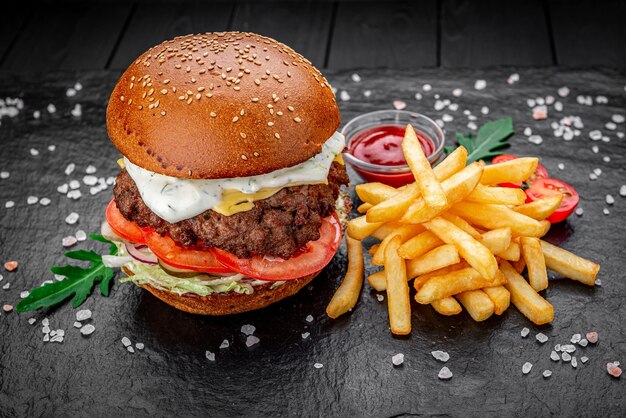 Un hamburger americano con patate fritte