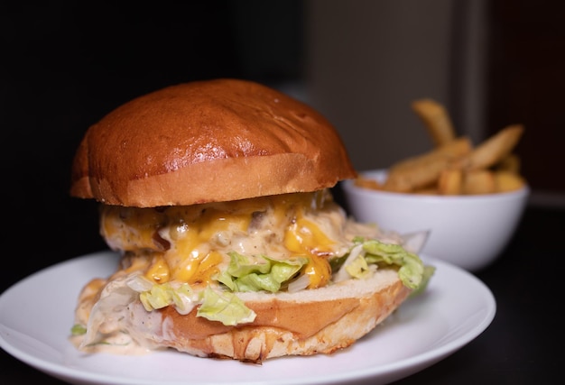 Un hamburger con contorno di patatine fritte su un piatto