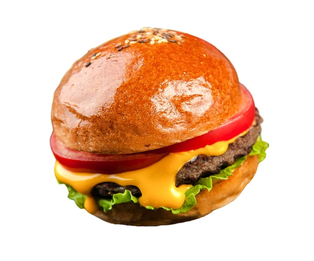 un hamburger con un pomodoro su di esso e una fetta di pomodoro sulla parte superiore hamburger gustoso isolato su bianco
