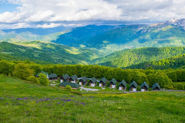 Un hotel per la ricreazione tra le montagne di Komovi. Montenegro.