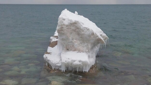 Un iceberg ghiacciato che galleggia sulla superficie dell'oceano