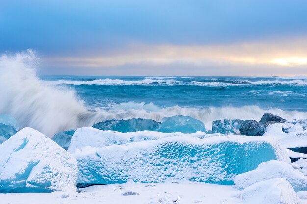 Un iceberg rotto dalle onde Islanda