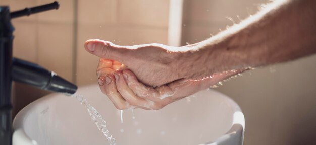 Un'igiene personale, un uomo che si lava le mani nel lavandino