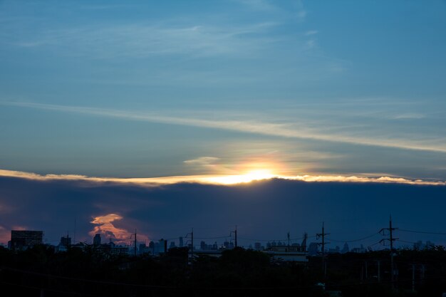 Un&#39;immagine al tramonto con una nuvola divide la linea