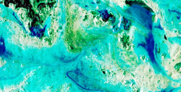 Un'immagine blu e verde dell'oceano.