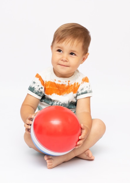 Un'immagine carina di un bambino che tiene una palla