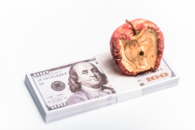 Un'immagine concettuale centrata su una mela marcia soldi per varie idee monetarie