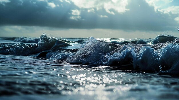 Un'immagine del sole che si riflette sulle onde dell'oceano