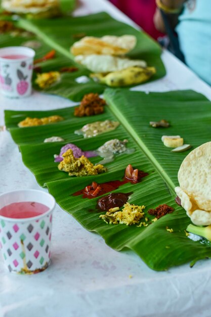 Un'immagine di Aranmula Valla sadhya che è un banchetto rituale offerto ai rematori della barca dei serpenti