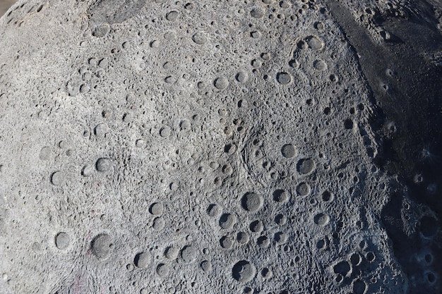 Un'immagine di crateri sulla superficie della luna.