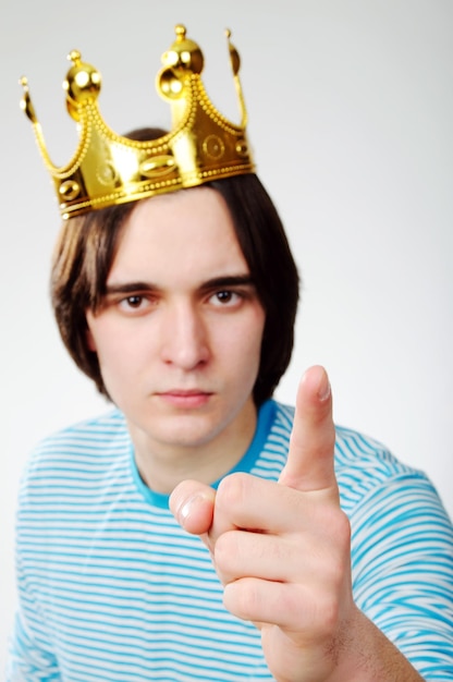 Un'immagine di un giovane con una corona sulla testa