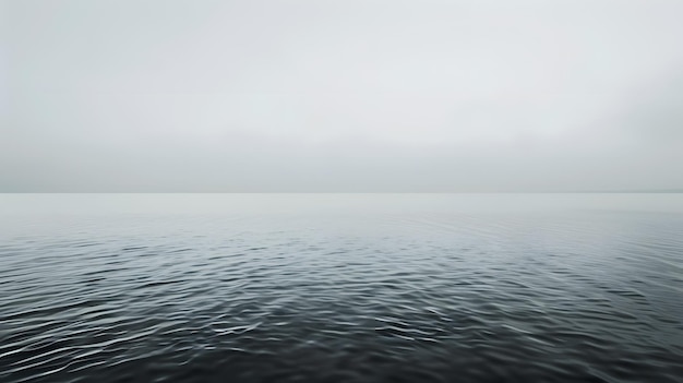 un'immagine di un oceano calmo con una barca sullo sfondo