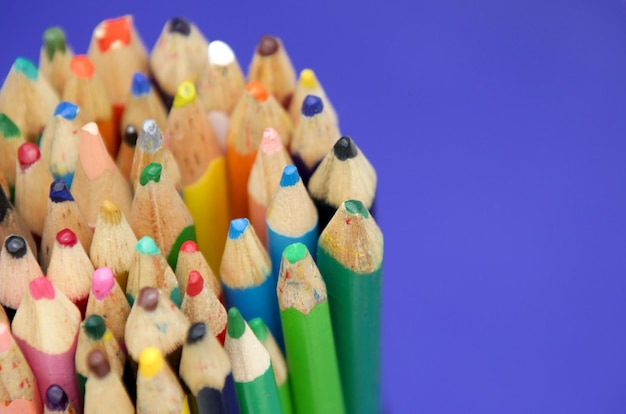 Un'immagine di un set di matite colorate per colorare i disegni