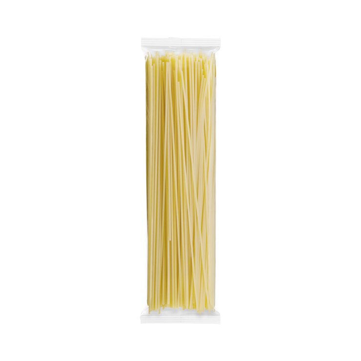 un'immagine di una borsa trasparente con pasta di spaghetti isolata su uno sfondo bianco