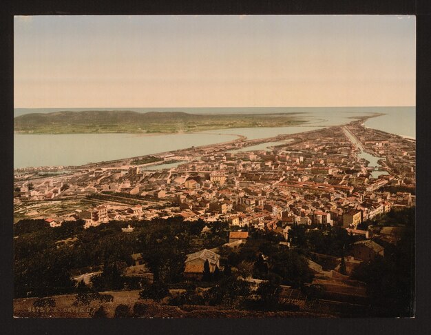 un'immagine di una città con un fiume e una città sullo sfondo