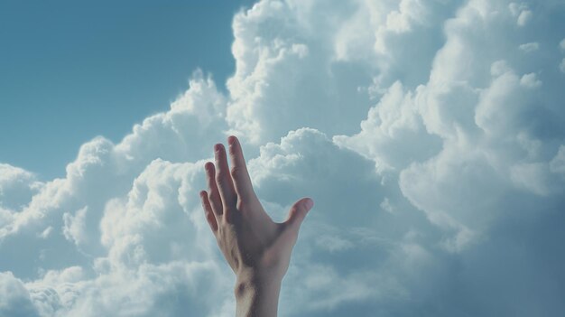 Un'immagine di una mano che si estende verso il cielo tenendo in mano un grappolo di nuvole bianche morbide