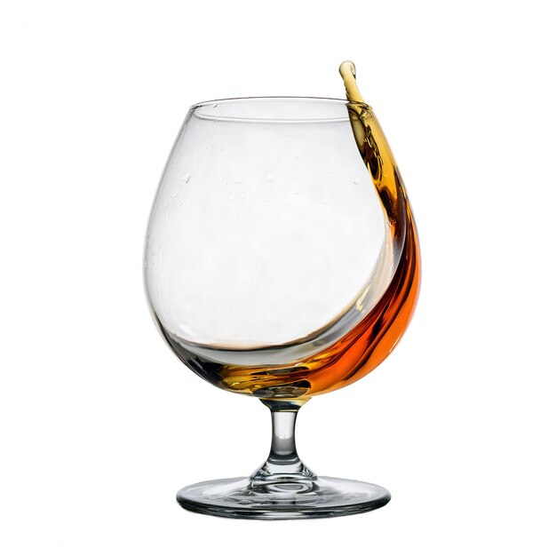Un'immagine isolata di un bicchiere di whisky con spruzzata