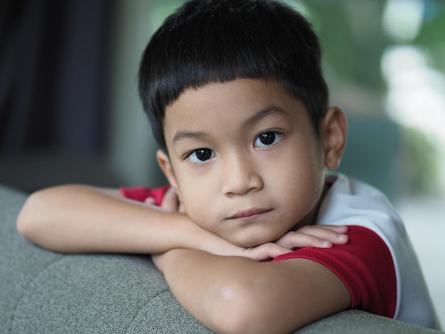 Un'immagine ritratto di un ragazzo asiatico di 5 anni