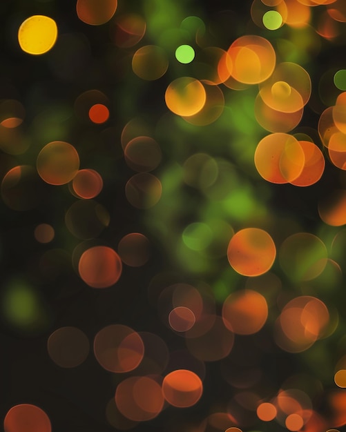 un'immagine sfocata di un albero verde sfocato con uno sfondo sfocato