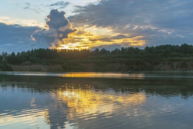 Un'immagine speculare nell'ambiente acquatico al tramonto con le nuvole