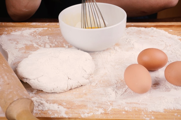 Un impasto, uova e una ciotola.