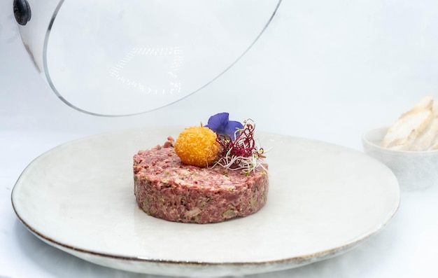 Un'impressionante tartare di manzo affumicato di alta qualità.