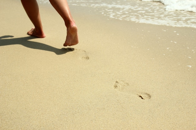 un'impronta nella sabbia sulla spiaggia