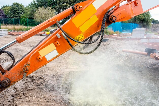 Un incidente in costruzione quando un tubo idraulico sull'escavatore si è diviso e il liquido ha iniziato a spruzzare