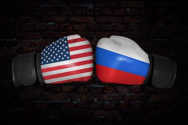 Un incontro di boxe. Confronto tra Usa e Russia. Bandiere nazionali russe e americane sui guantoni da boxe. Competizione sportiva tra i due paesi. Concetto del conflitto di politica estera.