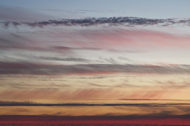 Un incredibile cielo serale Astrazione Foto orizzontale di nuvole al tramonto