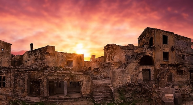 Un'incredibile città in rovina in mezzo al deserto con un bellissimo tramonto.