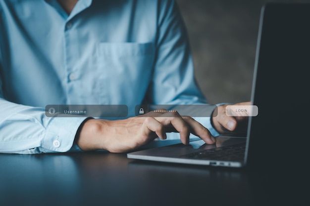 Un individuo sta digitando su una tastiera portatile che mostra un'interfaccia ologramma a un membro login un uomo d'affari sta per accedere al sistema di appartenenza dell'azienda controllare le informazioni delle parti