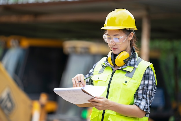 Un ingegnere di costruzione asiatico della ragazza al cantiere