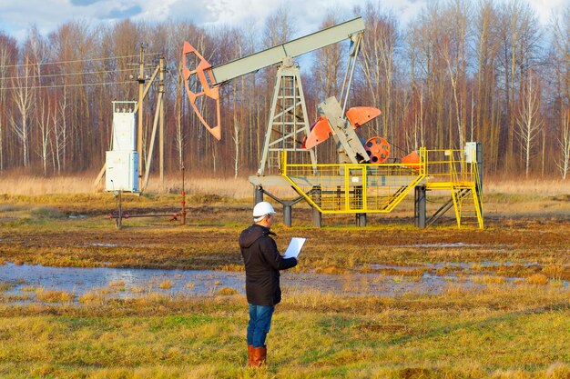 Un ingegnere ispeziona il funzionamento delle stazioni di pompaggio del petrolio in Russia