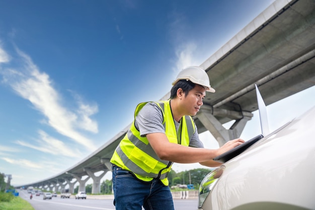 Un Ingegneri Civili che controllano la superstrada sulla costruzione di strade