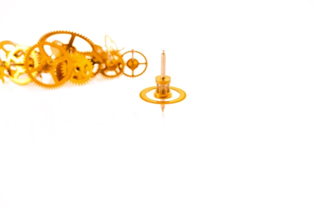 Un ingranaggio a orologeria rotante con un mucchio di sfondo di ingranaggi dell'orologio della staffa