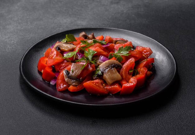 Un'insalata di funghi al forno pomodori cipolle prezzemolo spezie ed erbe aromatiche