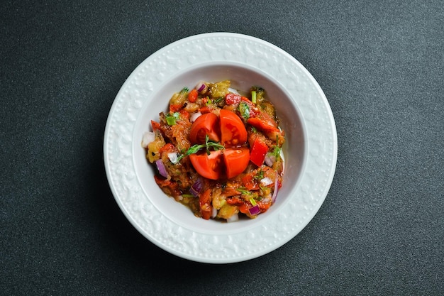 Un'insalata tiepida di verdure grigliate In un piatto bianco Spazio libero per il testo