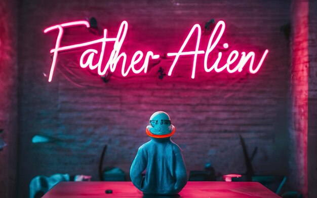 Un'insegna al neon con la scritta Father Alien nello spazio e astronavi sullo sfondo