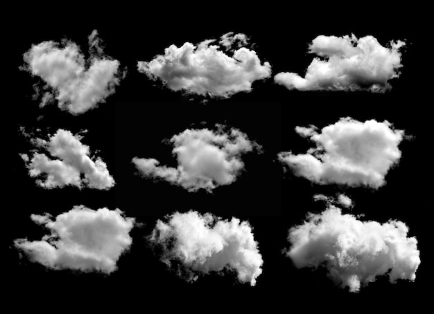 Un insieme di nuvole bianche isolate su uno sfondo nero