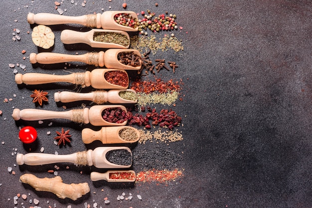 Un insieme di spezie ed erbe aromatiche. Cucina indiana. Pepe, sale, paprika, basilico. Vista dall'alto.