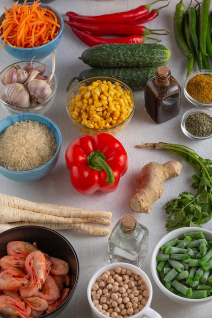 Un insieme di vari prodotti alimentari per la cucina orientale: si tratta di verdure, carne, frutti di mare e frutta.