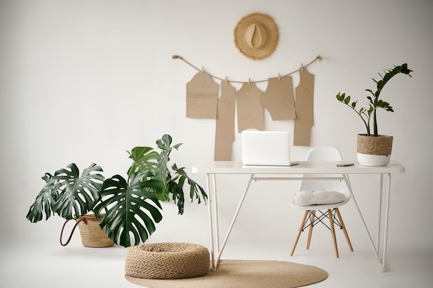 Un interno di ufficio di design leggero con un vaso di fiori verde Luogo di lavoro elegante