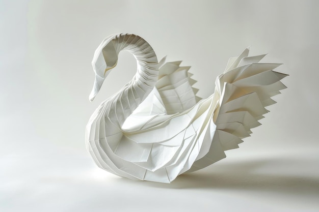 Un intricato cigno origami fatto di carta bianca croccante