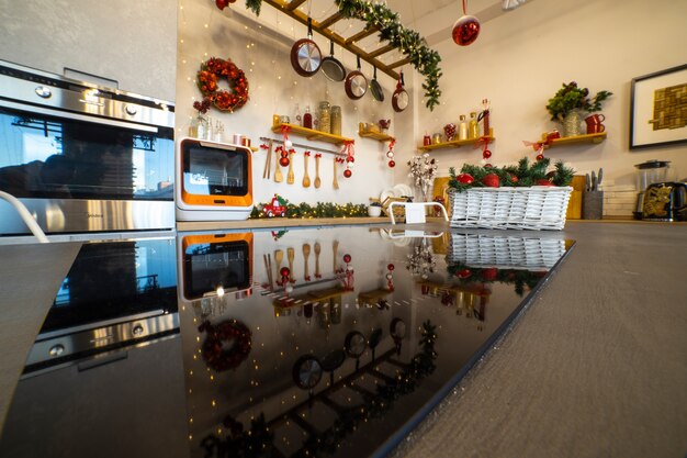 un'isola cucina con piano cottura che riflette la decorazione natalizia della cucina per la festa di Natale in famiglia....