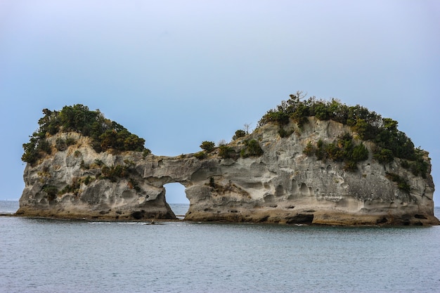 Un&#39;isola di Engetsuto come una forma di vetro degli occhi a Shirahama Wakayama in Giappone.