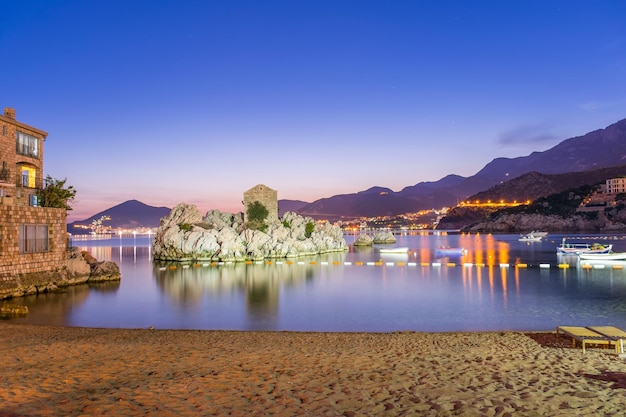 Un'isola pittoresca vicino a un accogliente villaggio sulla riva del mare Adriatico